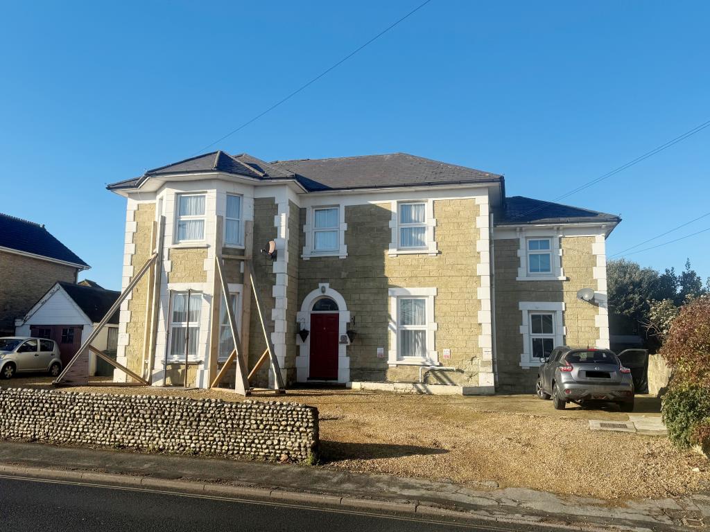 Lot: 133 - SIX SELF-CONTAINED FLATS IN BLOCK WITH STRUCTURAL ISSUES ON A LARGE PLOT WITH POTENTIAL - The front of the building from Broadway